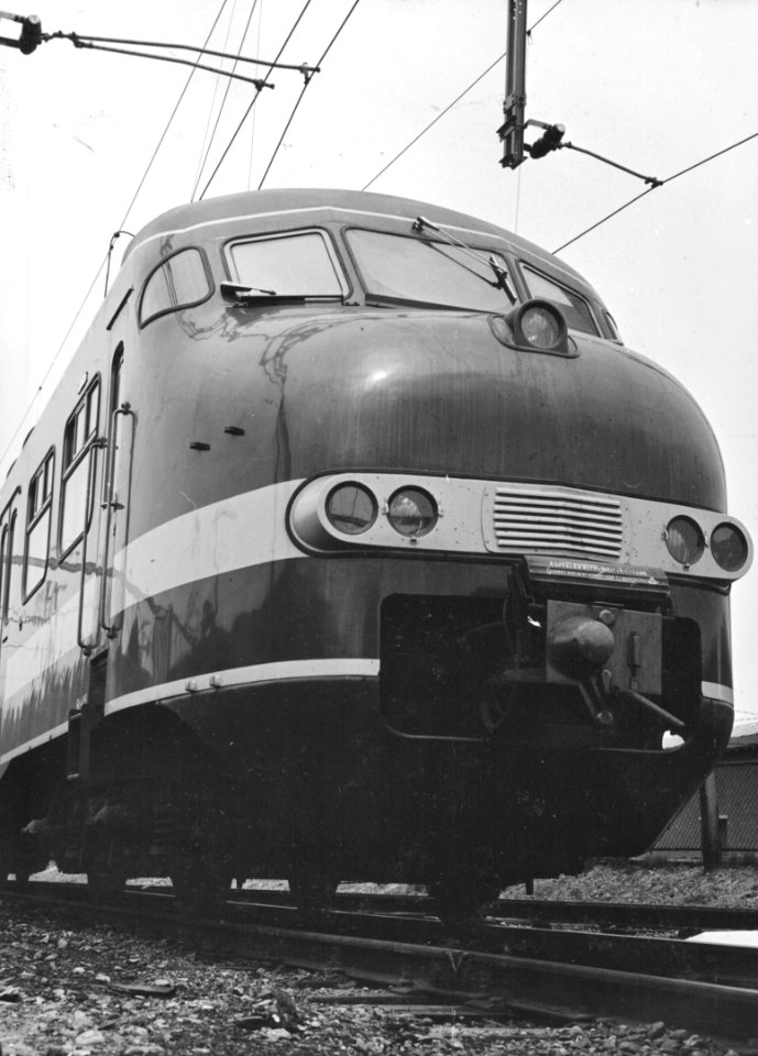HUA-151904-Afbeelding van het electrische treinstel nr. 405 (mat. 1964, plan V) van de N.S. bij de lijnwerkplaats te Leidschendam