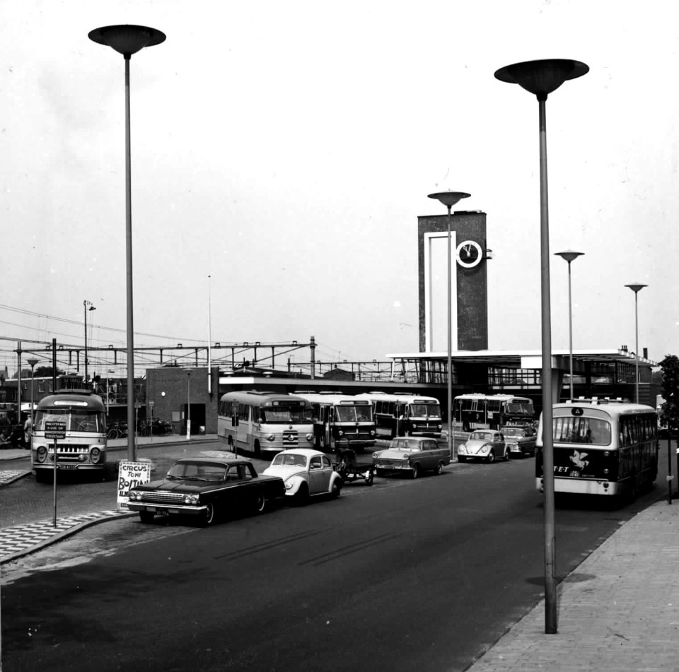 HUA-150033-Gezicht op het N.S.-station Almelo en het busstation te Almelo