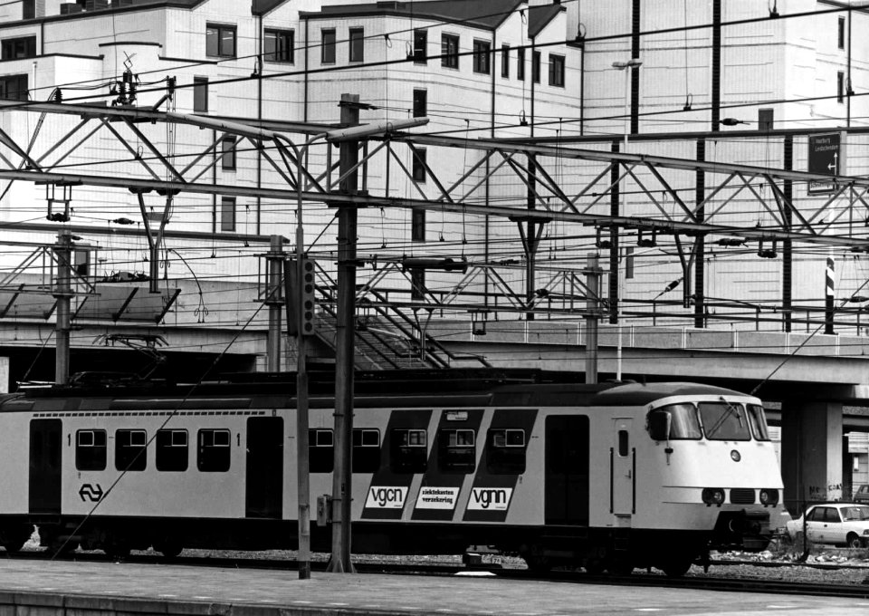 HUA-151833-Afbeelding van een electrisch treinstel (Plan Y 'Sprinter') van de N.S. te Den Haag C.S