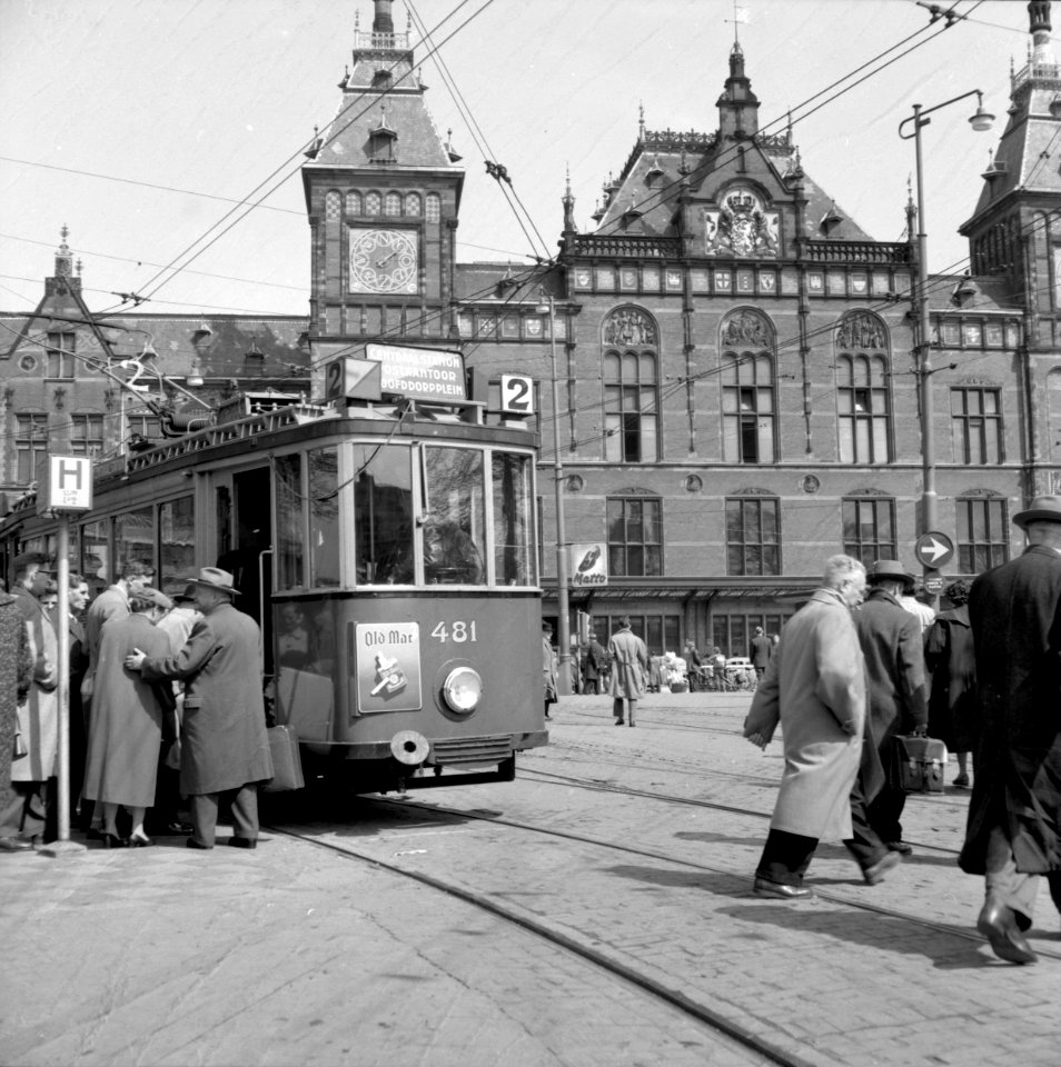 HUA-150056-Afbeelding van een tram voor het N.S.-station Amsterdam C.S. te Amsterdam
