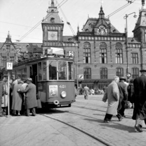 HUA-150056-Afbeelding van een tram voor het N.S.-station Amsterdam C.S. te Amsterdam photo