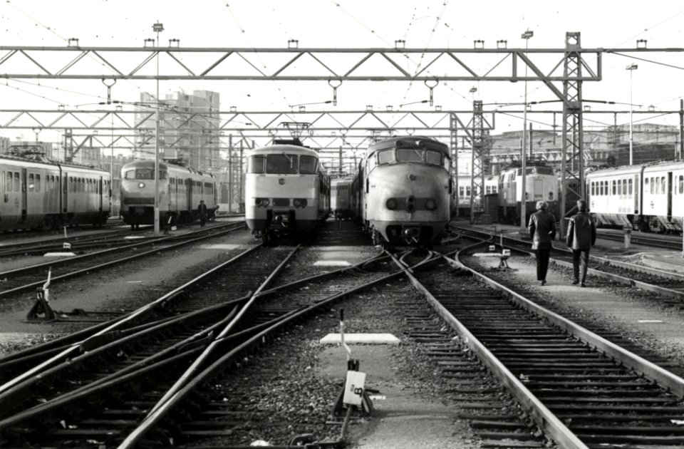 HUA-151736-Afbeelding van diverse soorten materieel van de N.S. op het emplacement Westelijk Eiland bij Amsterdam C.S.- treinstellen mat. 1954, mat. 1964 (plan V), Sprinter (plan Y), mat. 1954, electrische locom