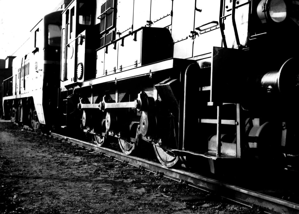 HUA-151547-Afbeelding van de diesel electrische rangeerlocomotief nr 643 serie 600 van de NS en de diesel electrische locomotief nr 2223 serie 2200 2300 van de N