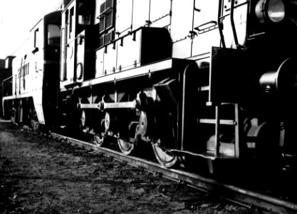 HUA-151547-Afbeelding van de diesel electrische rangeerlocomotief nr 643 serie 600 van de NS en de diesel electrische locomotief nr 2223 serie 2200 2300 van de N
