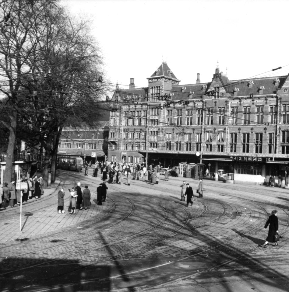 HUA-150053-Gezicht op het Stationsplein voor het N.S.-station Amsterdam C.S. te Amsterdam