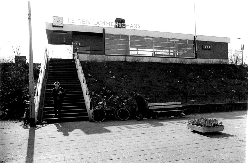 HUA-150506-Gezicht op het N.S.-station Leiden Lammenschans te Leiden