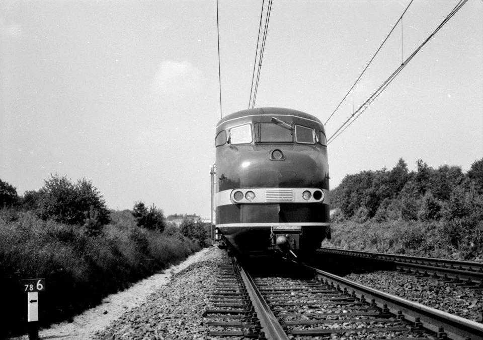 HUA-151848-Afbeelding van het electrische treinstel nr. 501 (mat. 1964, plan TT "Treinstel Toekomst") van de N.S. tijdens een proefrit op de spoorlijn tussen Ede en Wolfheze