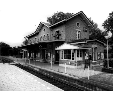 HUA-150513-Gezicht op de perronzijde van het N.S.-station Lochem te Lochem