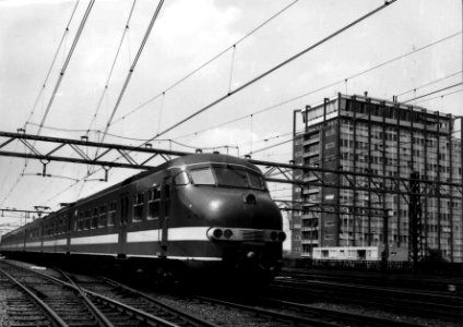 HUA-151882-Afbeelding van het electrische treinstel nr. 517 (mat. 1964, plan T) van de N.S. bij het N.S-station Amsterdam C.S. te Amsterdam