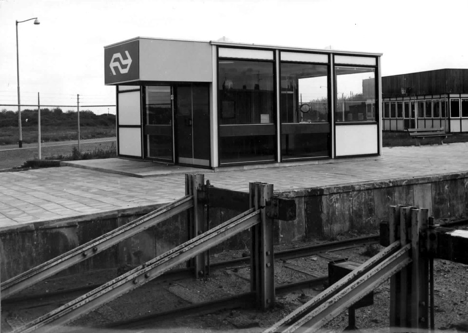 HUA-150443-Gezicht op een plaatskaartenkantoor en stootjukken van het NS station Hoekvan Holland Strand te Hoek van Holland