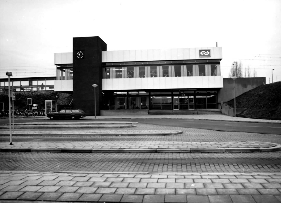 HUA-150232-Gezicht op het Stationsplein en het N.S.-station te Culemborg