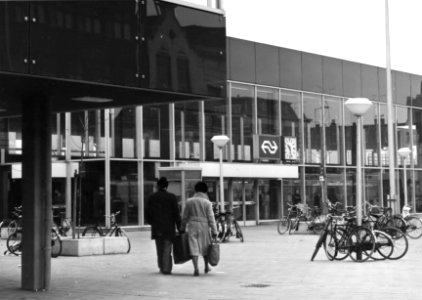 HUA-150196-Gezicht op de voorgevel van het NS station Breda te Breda