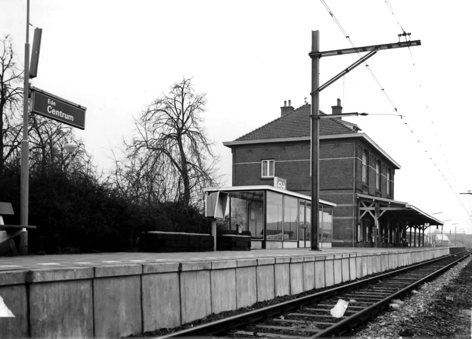 HUA-150259-Gezicht op het N.S.-station Ede-Centrum te Ede