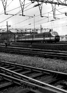 HUA-151884-Afbeelding van een electrisch treinstel mat. 1964 (plan T) van de N.S. bij het N.S-station Amsterdam C.S. te Amsterdam