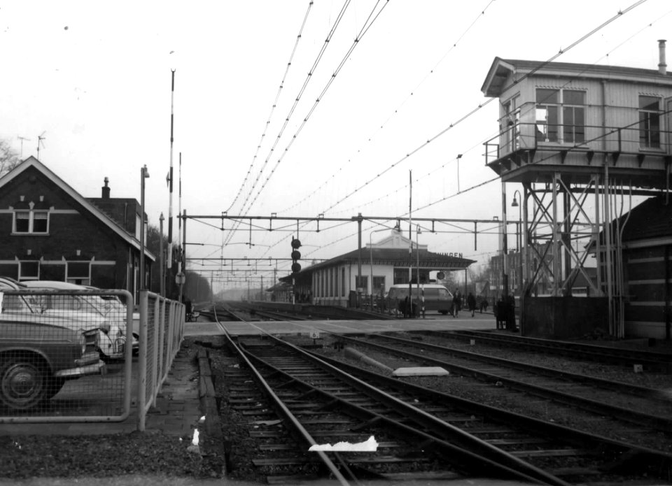 HUA-150263-Gezicht op het emplacement van het N.S.-station Ede-Wageningen te Ede met overweg, station en treindienstleiderspost (post T)