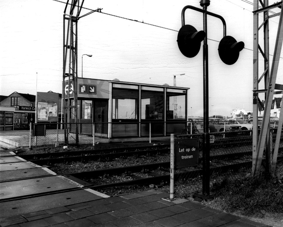 HUA-150446-Gezicht op de wachtruimte met plaatskaartenautomaat bij het N.S.-station Hoek van Holland Haven (Hoek van Holland Dorp) te Hoek van Holland