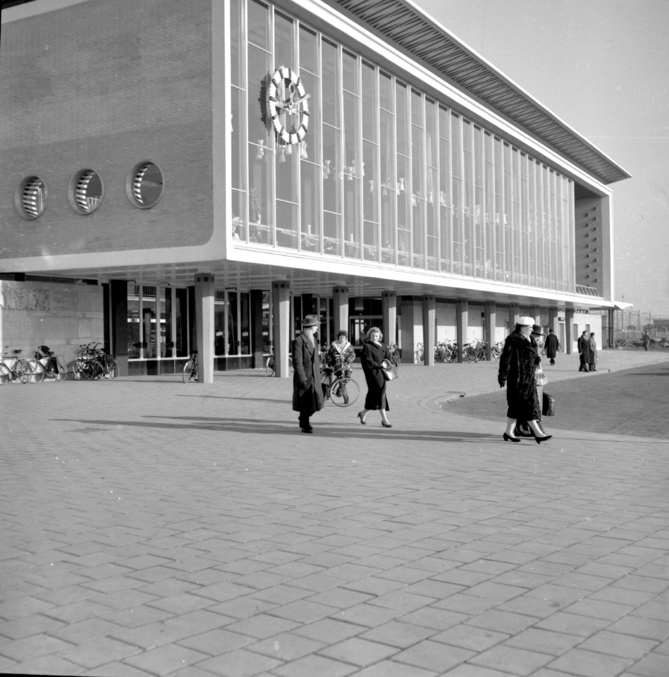 HUA-150268-Gezicht op de voorgevel van het N.S.-station Eindhoven te Eindhoven