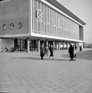 HUA-150268-Gezicht op de voorgevel van het N.S.-station Eindhoven te Eindhoven