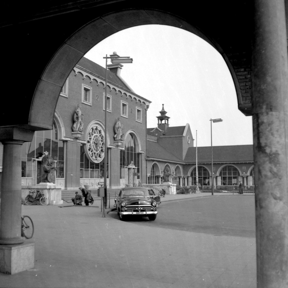 HUA-150419-Gezicht op een gedeelte van de zij- en voorgevel van het N.S.-station 's-Hertogenbosch te 's-Hertogenbosch