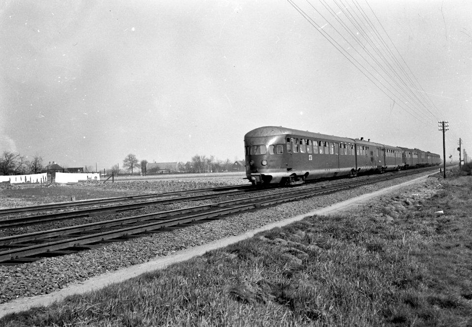 HUA-151330-Afbeelding van een diesel-electrisch treinstel DE 3 (serie 141-169, voorheen serie 11-50) gekoppeld met een diesel-electrisch treinstel DE 5 (serie 181-197, voorheen serie 51-68) van de N.S. ter hoogt