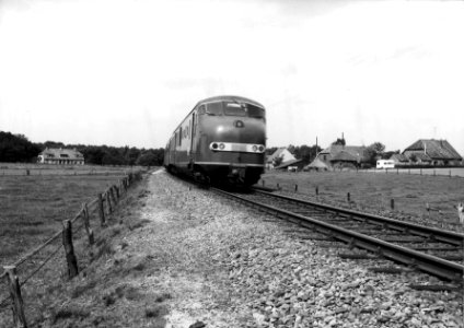 HUA-151337-Afbeelding van een diesel-electrisch treinstel DE 3 (plan U) van de N.S. ter hoogte van Terborg