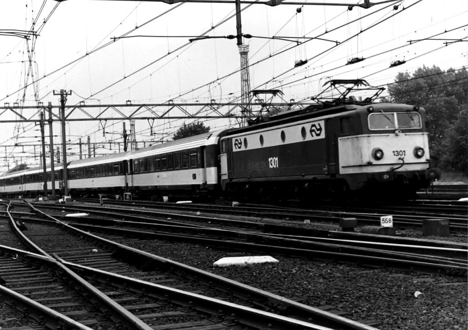 HUA-151573-Afbeelding van de electrische locomotief nr. 1301 (serie 1300) van de N.S. met Corailrijtuigen van de S.N.C.F