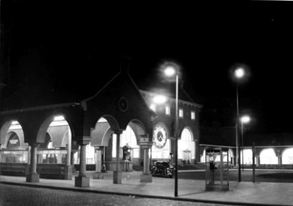 HUA-150418-Gezicht op een gedeelte van de zij- en voorgevel van het N.S.-station 's-Hertogenbosch te 's-Hertogenbosch bij avond