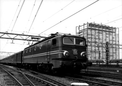 HUA-151564-Afbeelding van de electrische locomotief nr 1316 serie 1300 van de NS op het emplacement te Amsterdam