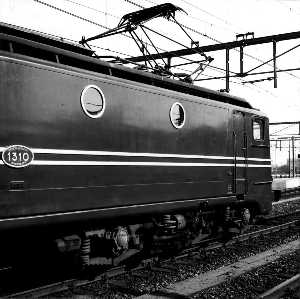 HUA-151563-Afbeelding van een gedeelte van de electrische locomotief nr. 1310 (serie 1300) van de N.S. op het emplacement te Arnhem