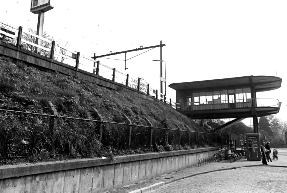 HUA-150129-Gezicht op een perrontalud bij het N.S.-station Arnhem Velperpoort te Arnhem