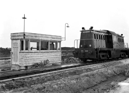 HUA-151540-Afbeelding van de diesel electrische locomotief nr 602 serie 600 van de NS op de weegbrug te Schoonebeek NAM spoorlijn 