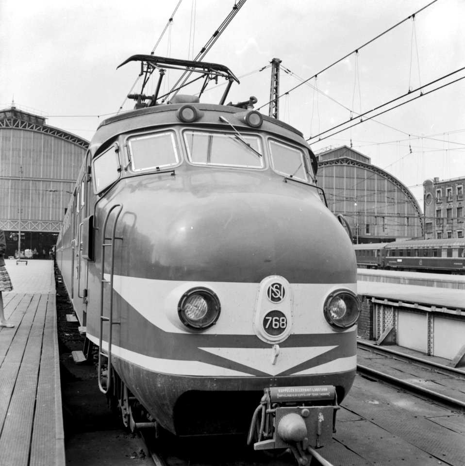 HUA-151699-Afbeelding van het electrische treinstel nr. 768 (Mat. 1954, plan P) van de N.S. op het N.S.-station Amsterdam C.S. te Amsterdam