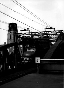 HUA-151714-Afbeelding van een electrisch treinstel Mat. 1954 (plan F, G, M of P) van de N.S. bij het N.S.-station Rotterdam Blaak te Rotterdam