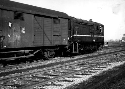 HUA-151526-Afbeelding van de diesel electrische rangeerlocomotief nr 536 serie 500 van de NS met goederenwagens op het emplacement te Nijmegen