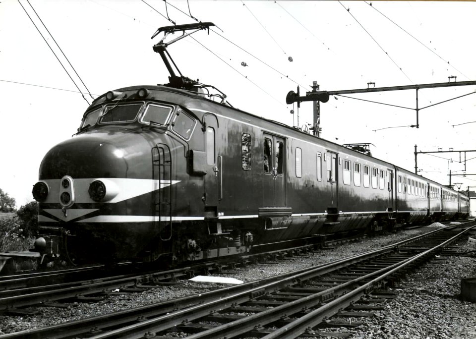 HUA-151702-Afbeelding van het electrische treinstel nr. 781 (Mat. 1954, plan P) van de N.S. te Leidschendam