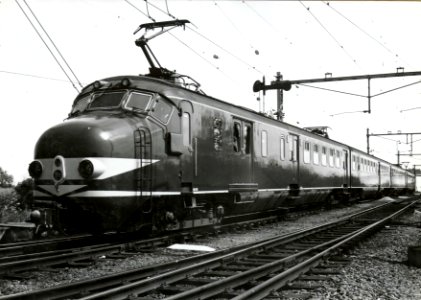 HUA-151702-Afbeelding van het electrische treinstel nr. 781 (Mat. 1954, plan P) van de N.S. te Leidschendam