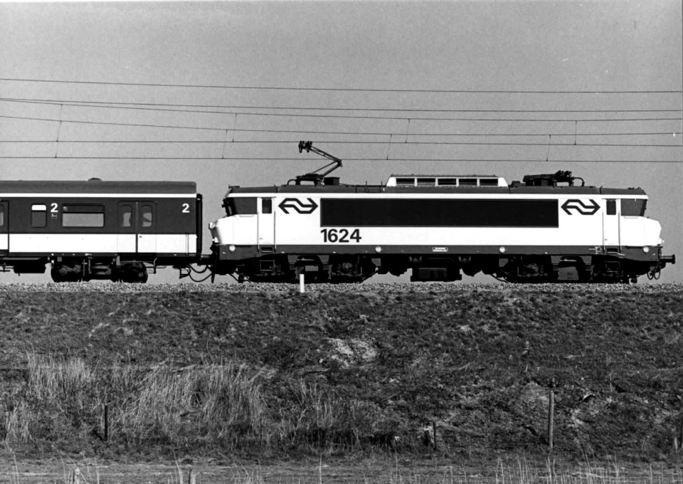 HUA-151582-Afbeelding van de electrische locomotief nr. 1624 (serie 1600) van de N.S. bij Culemborg