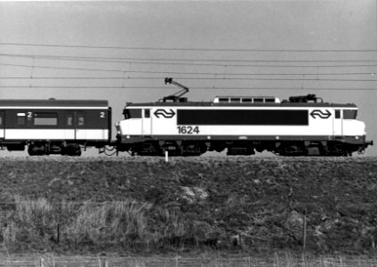 HUA-151582-Afbeelding van de electrische locomotief nr. 1624 (serie 1600) van de N.S. bij Culemborg