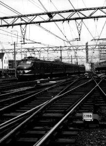 HUA-151712-Afbeelding van een electrisch treinstel Mat. 1954 (plan F) van de N.S. bij het N.S.-station Amsterdam C.S. te Amsterdam
