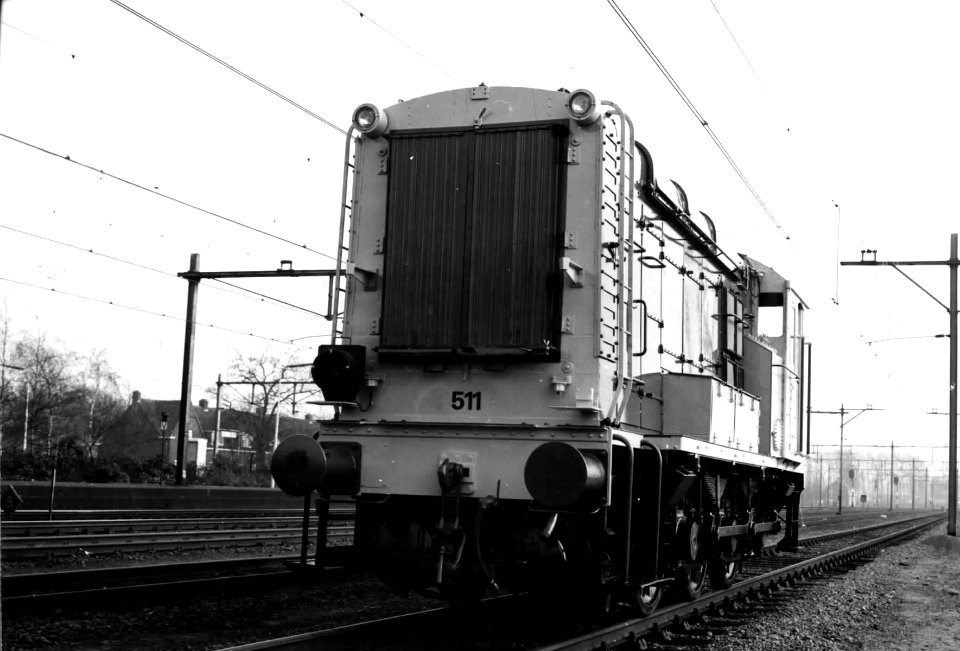 HUA-151532-Afbeelding van de diesel-electrische rangeerlocomotief nr. 511 (serie 500) van de N.S. in nieuwe huisstijlkleuren op het emplacement te Boxtel