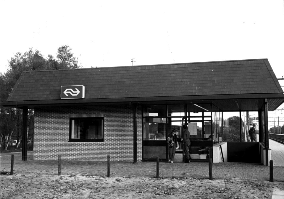 HUA-150379-Gezicht op het N.S.-station 't Harde te 't Harde met de toegang tot de perrontunnel