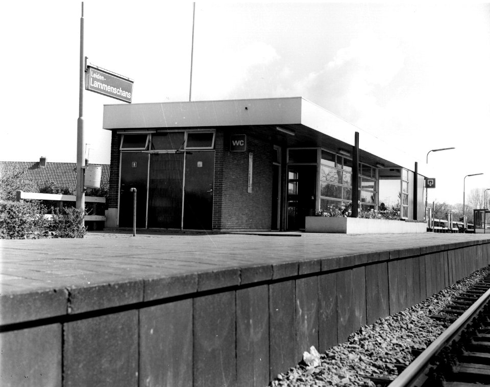 HUA-150504-Gezicht op de perronzijde van het N.S.-station Leiden Lammenschans te Leiden