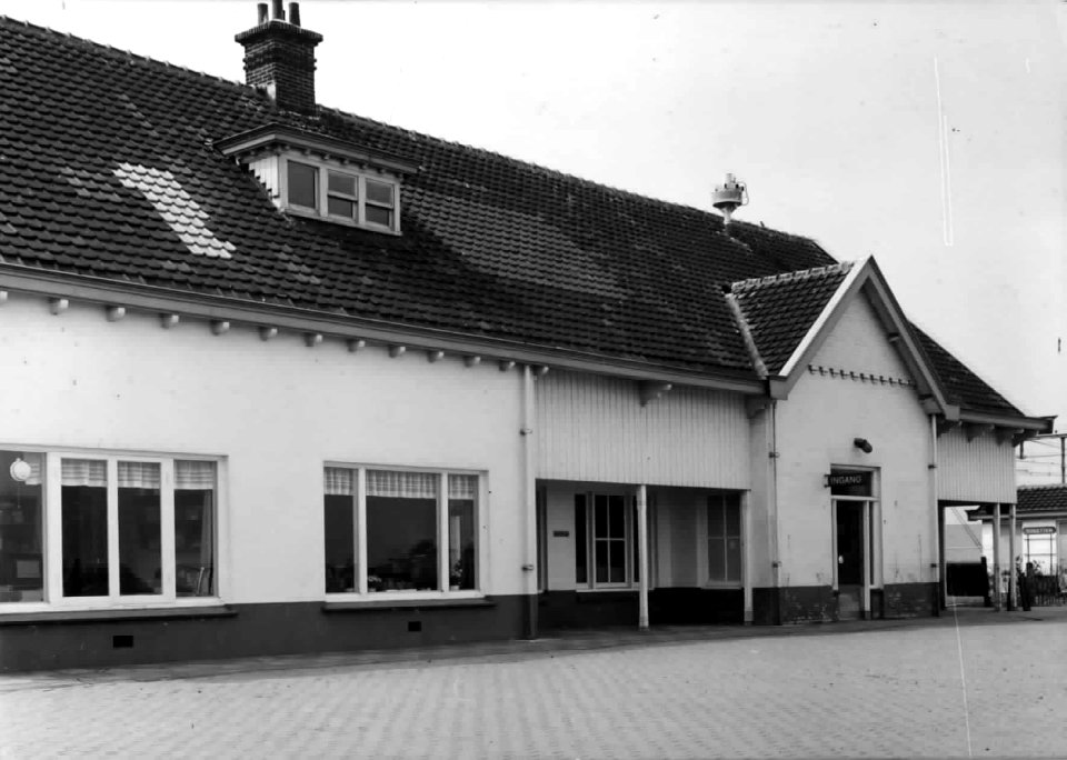 HUA-150155-Gezicht op de voorgevel van het N.S.-station te Berkel en Rodenrijs