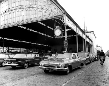 HUA-150360-Gezicht op de taxistandplaats onder de perronkap van het N.S.-station Den Haag S.S. te Den Haag