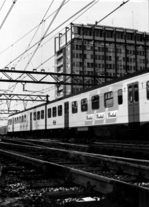 HUA-151892-Afbeelding van het electrische treinstel nr. 522 (mat. 1964, plan T) van de N.S. bij het N.S.-station Amsterdam C.S. te Amsterdam