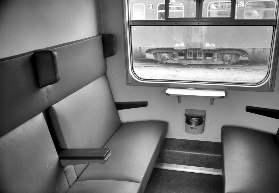 HUA-151909-Interieur van een coupé 2e klasse van het electrische treinstel nr. 501 (mat. 1964, plan TT "Treinstel Toekomst") van de N.S. te Arnhem