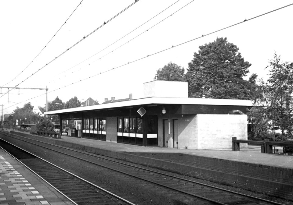 HUA-150156-Gezicht op de perronzijde van het NS station Best te Best