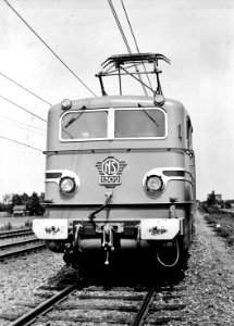 HUA-151552-Afbeelding van de electrische locomotief nr 1302 serie 1300 van de NS te Stroe