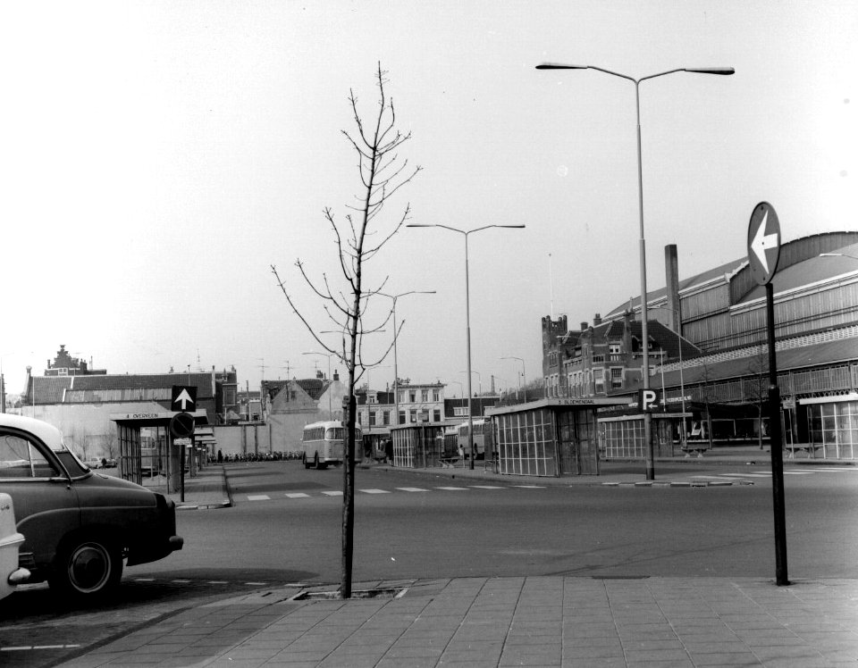 HUA-150368-Gezicht op het busstation aan het Stationsplein voor het N.S-station Haarlem te Haarlem