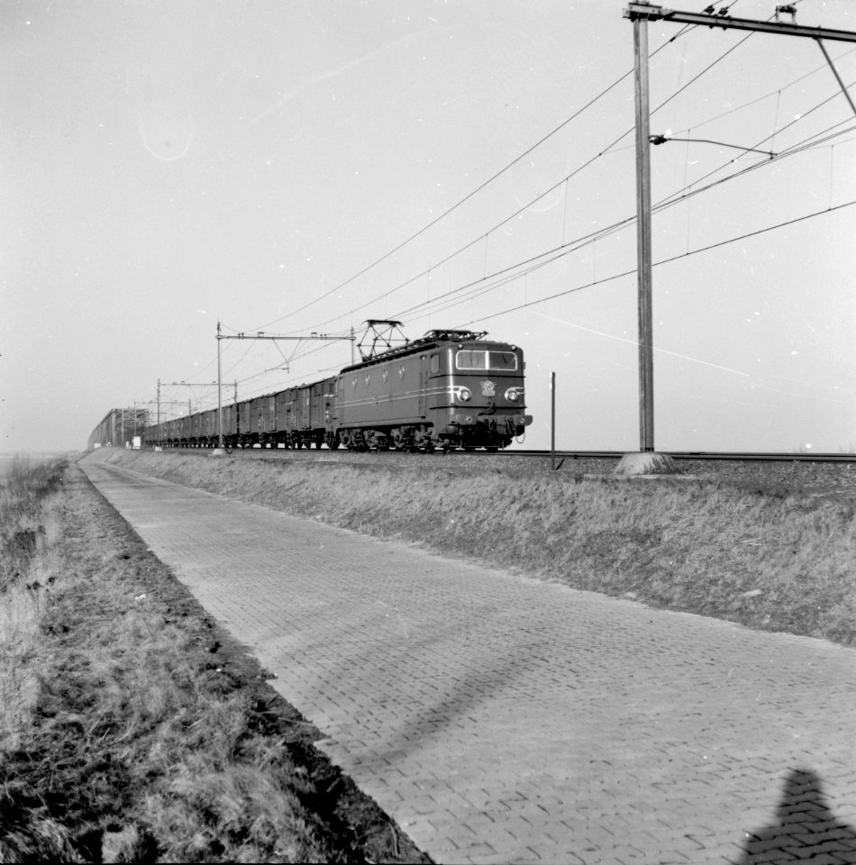 HUA-151557-Afbeelding van een TEEM goederentrein Trans Europ Expres Marchandises getrokken door de electrische locomotief nr 1305 serie 1300 van de NS bij de spo